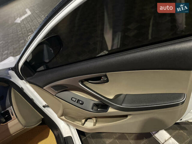 Белый Хендай Элантра, объемом двигателя 1.8 л и пробегом 163 тыс. км за 10500 $, фото 12 на Automoto.ua