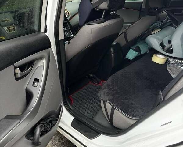 Белый Хендай Элантра, объемом двигателя 1.8 л и пробегом 204 тыс. км за 7500 $, фото 9 на Automoto.ua