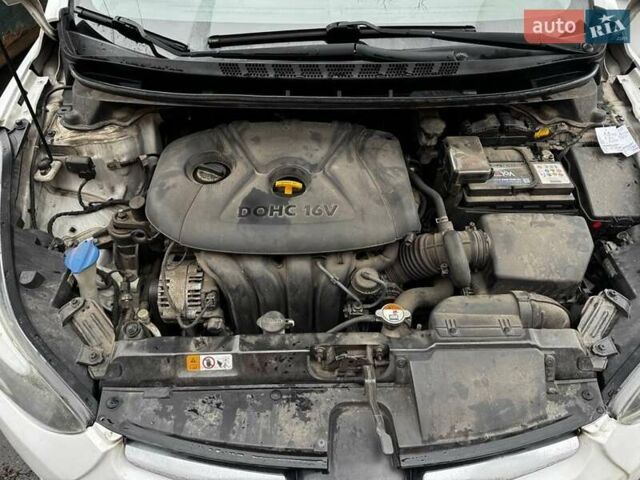 Белый Хендай Элантра, объемом двигателя 1.8 л и пробегом 204 тыс. км за 7500 $, фото 10 на Automoto.ua