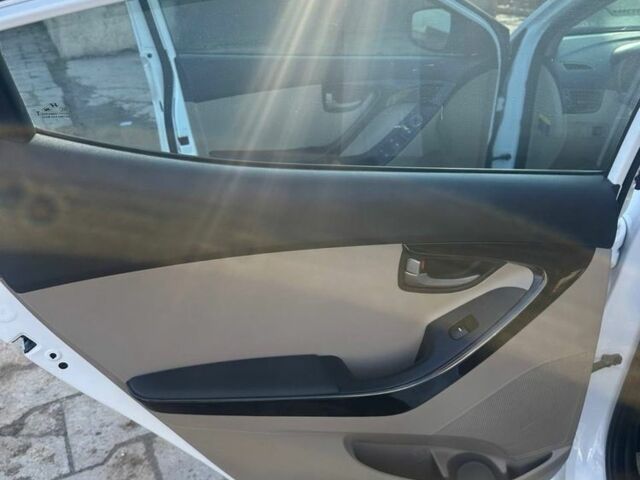 Белый Хендай Элантра, объемом двигателя 1.8 л и пробегом 140 тыс. км за 10800 $, фото 19 на Automoto.ua