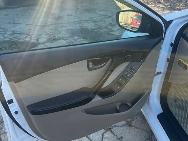 Белый Хендай Элантра, объемом двигателя 1.8 л и пробегом 140 тыс. км за 10800 $, фото 6 на Automoto.ua