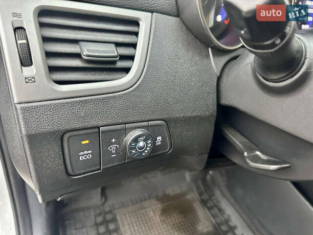 Белый Хендай Элантра, объемом двигателя 1.8 л и пробегом 127 тыс. км за 8400 $, фото 15 на Automoto.ua