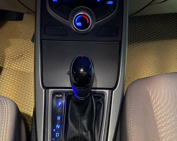 Белый Хендай Элантра, объемом двигателя 1.8 л и пробегом 163 тыс. км за 10500 $, фото 13 на Automoto.ua