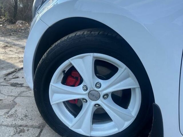 Белый Хендай Элантра, объемом двигателя 1.8 л и пробегом 140 тыс. км за 10800 $, фото 15 на Automoto.ua