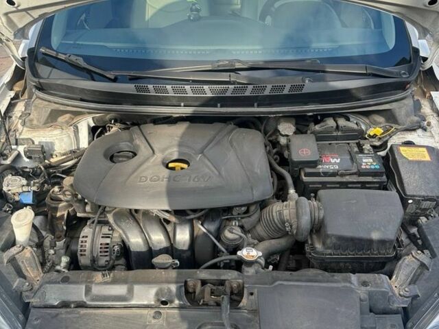 Белый Хендай Элантра, объемом двигателя 1.8 л и пробегом 140 тыс. км за 10800 $, фото 4 на Automoto.ua