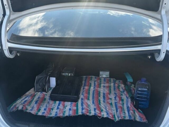 Белый Хендай Элантра, объемом двигателя 1.8 л и пробегом 140 тыс. км за 10800 $, фото 14 на Automoto.ua