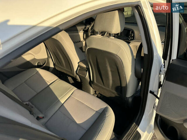 Белый Хендай Элантра, объемом двигателя 2 л и пробегом 180 тыс. км за 8900 $, фото 17 на Automoto.ua