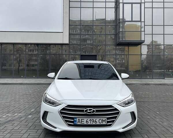 Белый Хендай Элантра, объемом двигателя 2 л и пробегом 112 тыс. км за 11800 $, фото 1 на Automoto.ua