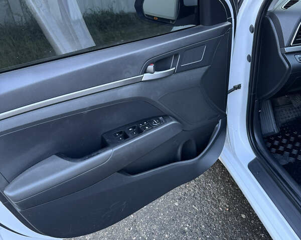 Белый Хендай Элантра, объемом двигателя 1.59 л и пробегом 160 тыс. км за 9650 $, фото 11 на Automoto.ua