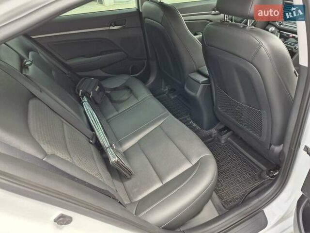 Белый Хендай Элантра, объемом двигателя 2 л и пробегом 80 тыс. км за 12800 $, фото 13 на Automoto.ua