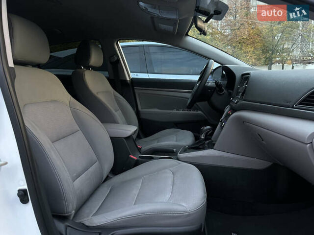 Хендай Элантра 2016 в Николаеве на Automoto.ua Белый Хендай Элантра, объемом двигателя 1.4 л и пробегом 160 тыс. км за 10999 $, фото 13 на Automoto.ua