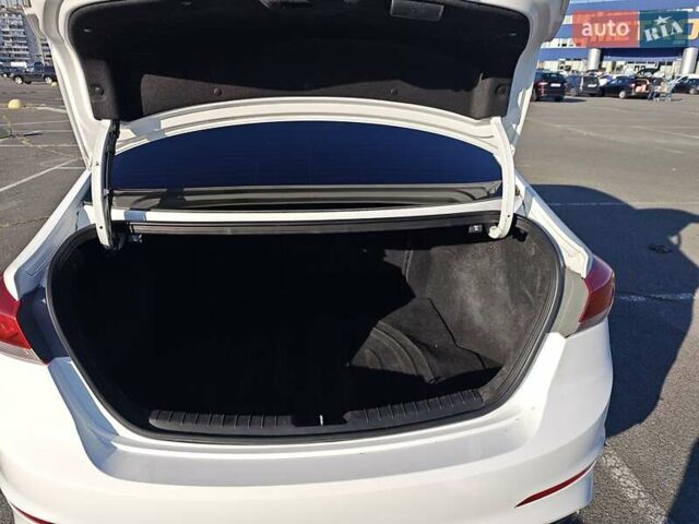 Білий Хендай Елантра, об'ємом двигуна 2 л та пробігом 255 тис. км за 10500 $, фото 4 на Automoto.ua