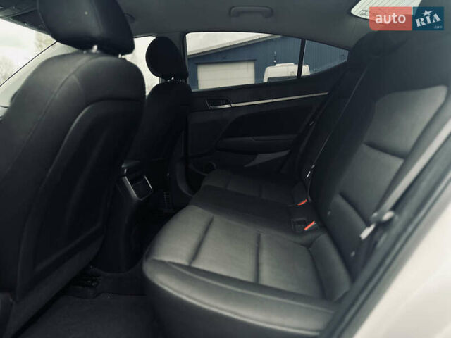 Белый Хендай Элантра, объемом двигателя 2 л и пробегом 254 тыс. км за 10400 $, фото 27 на Automoto.ua