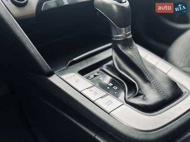 Белый Хендай Элантра, объемом двигателя 2 л и пробегом 254 тыс. км за 10400 $, фото 20 на Automoto.ua