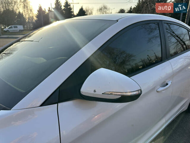 Белый Хендай Элантра, объемом двигателя 2 л и пробегом 180 тыс. км за 8900 $, фото 7 на Automoto.ua