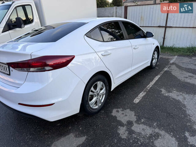 Белый Хендай Элантра, объемом двигателя 1.59 л и пробегом 160 тыс. км за 9650 $, фото 2 на Automoto.ua