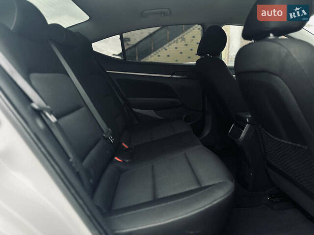 Белый Хендай Элантра, объемом двигателя 2 л и пробегом 254 тыс. км за 10400 $, фото 25 на Automoto.ua