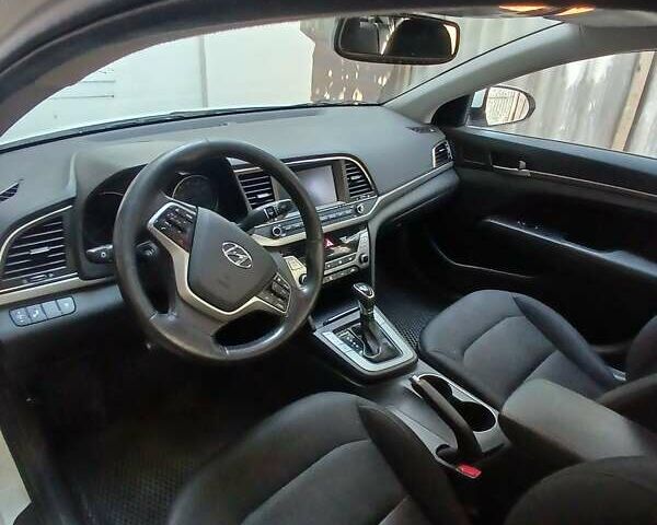 Белый Хендай Элантра, объемом двигателя 2 л и пробегом 200 тыс. км за 9500 $, фото 3 на Automoto.ua