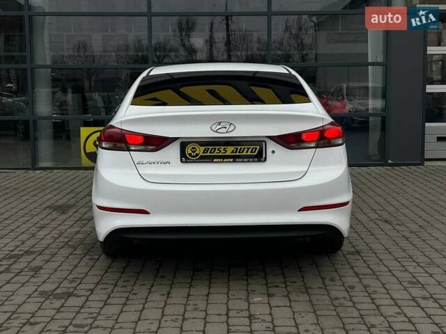 Белый Хендай Элантра, объемом двигателя 1.59 л и пробегом 220 тыс. км за 11800 $, фото 5 на Automoto.ua