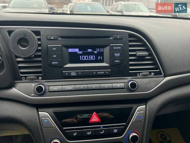 Белый Хендай Элантра, объемом двигателя 1.59 л и пробегом 220 тыс. км за 11800 $, фото 17 на Automoto.ua