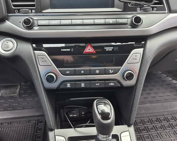 Белый Хендай Элантра, объемом двигателя 2 л и пробегом 80 тыс. км за 12800 $, фото 11 на Automoto.ua