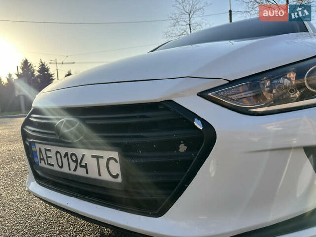 Белый Хендай Элантра, объемом двигателя 2 л и пробегом 180 тыс. км за 8900 $, фото 4 на Automoto.ua
