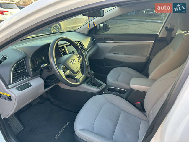 Белый Хендай Элантра, объемом двигателя 2 л и пробегом 180 тыс. км за 8900 $, фото 22 на Automoto.ua