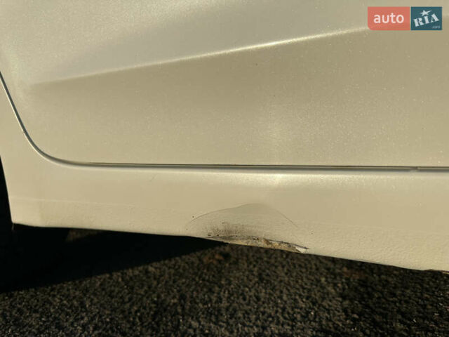 Белый Хендай Элантра, объемом двигателя 2 л и пробегом 180 тыс. км за 8900 $, фото 12 на Automoto.ua