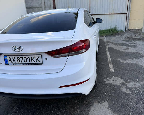 Белый Хендай Элантра, объемом двигателя 1.59 л и пробегом 160 тыс. км за 9650 $, фото 5 на Automoto.ua