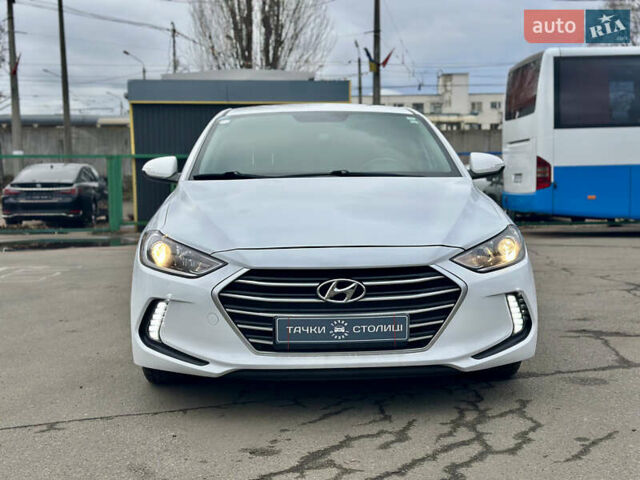 Белый Хендай Элантра, объемом двигателя 2 л и пробегом 254 тыс. км за 10400 $, фото 1 на Automoto.ua