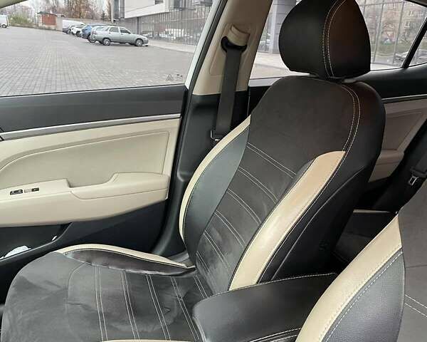 Белый Хендай Элантра, объемом двигателя 2 л и пробегом 112 тыс. км за 11800 $, фото 9 на Automoto.ua