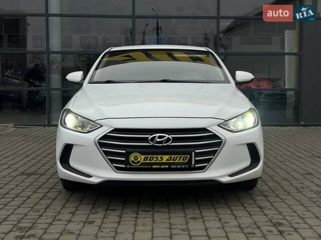 Белый Хендай Элантра, объемом двигателя 1.59 л и пробегом 220 тыс. км за 11800 $, фото 1 на Automoto.ua