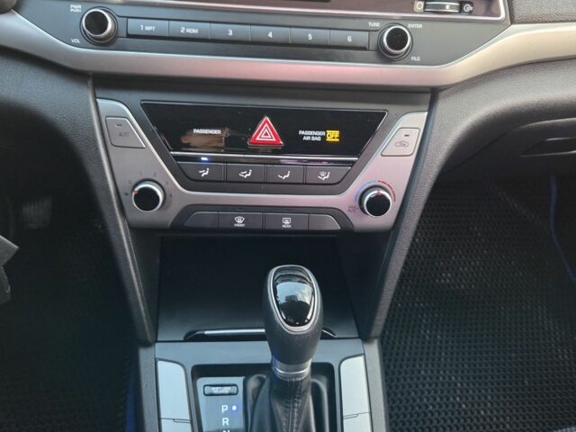 Белый Хендай Элантра, объемом двигателя 1.6 л и пробегом 195 тыс. км за 10500 $, фото 17 на Automoto.ua