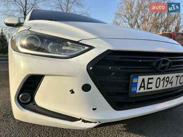 Белый Хендай Элантра, объемом двигателя 2 л и пробегом 180 тыс. км за 8900 $, фото 6 на Automoto.ua