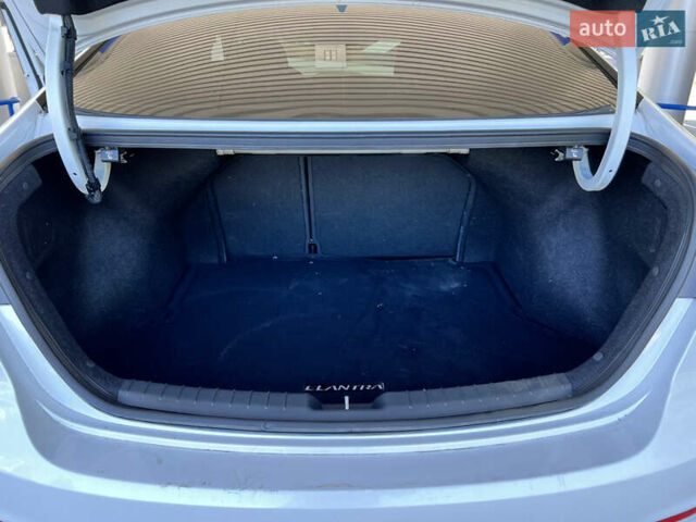 Белый Хендай Элантра, объемом двигателя 1.35 л и пробегом 160 тыс. км за 10899 $, фото 18 на Automoto.ua