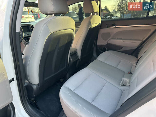 Белый Хендай Элантра, объемом двигателя 2 л и пробегом 180 тыс. км за 8900 $, фото 23 на Automoto.ua