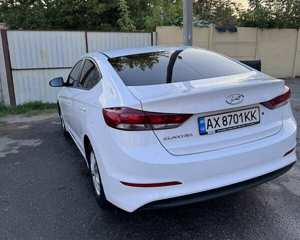 Белый Хендай Элантра, объемом двигателя 1.59 л и пробегом 160 тыс. км за 9650 $, фото 4 на Automoto.ua