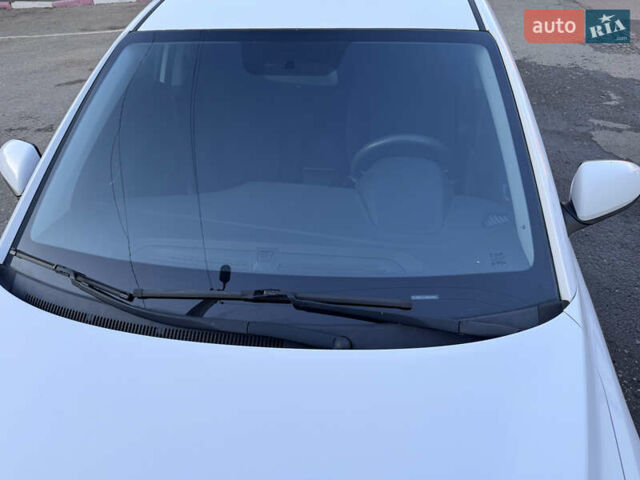 Белый Хендай Элантра, объемом двигателя 1.59 л и пробегом 160 тыс. км за 9650 $, фото 9 на Automoto.ua