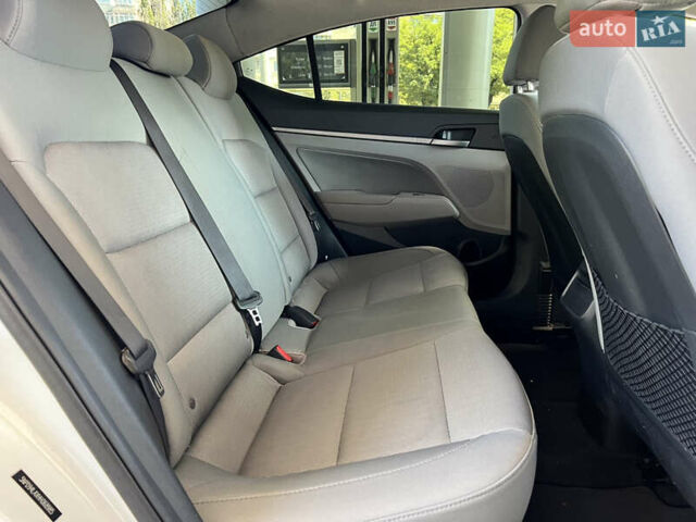 Белый Хендай Элантра, объемом двигателя 1.35 л и пробегом 160 тыс. км за 10899 $, фото 17 на Automoto.ua