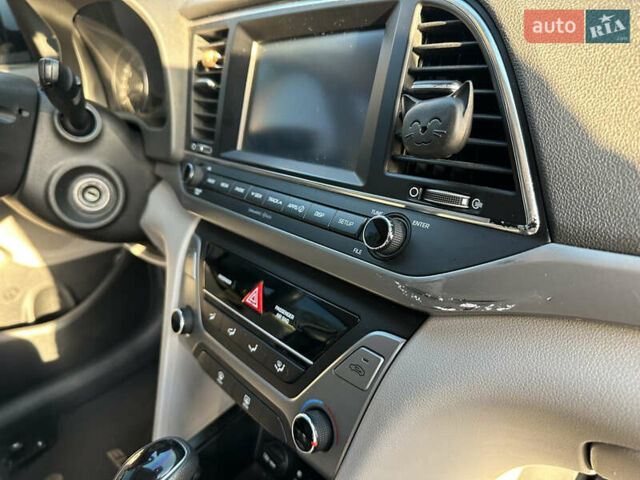 Белый Хендай Элантра, объемом двигателя 2 л и пробегом 180 тыс. км за 8900 $, фото 15 на Automoto.ua