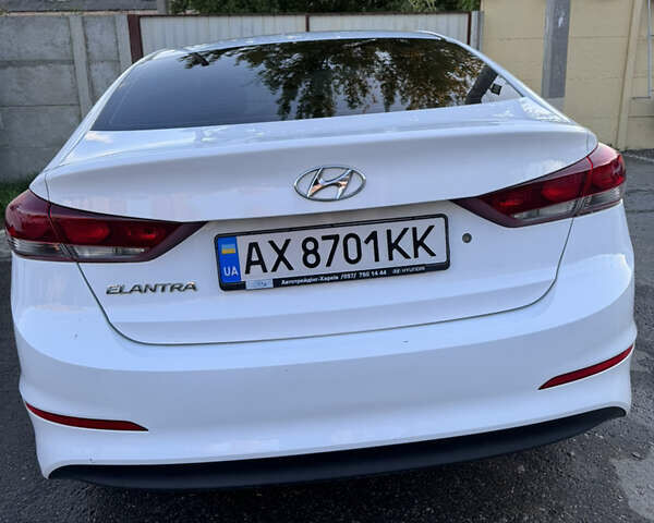 Белый Хендай Элантра, объемом двигателя 1.59 л и пробегом 160 тыс. км за 9650 $, фото 3 на Automoto.ua