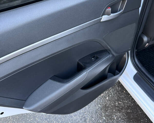 Белый Хендай Элантра, объемом двигателя 1.59 л и пробегом 160 тыс. км за 9650 $, фото 15 на Automoto.ua