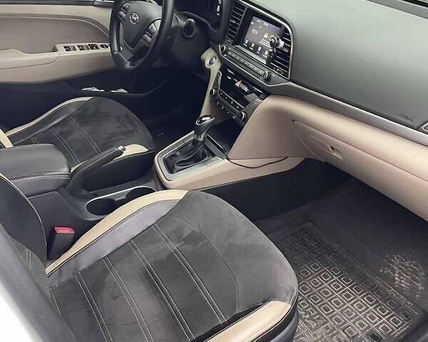 Белый Хендай Элантра, объемом двигателя 2 л и пробегом 112 тыс. км за 11800 $, фото 15 на Automoto.ua