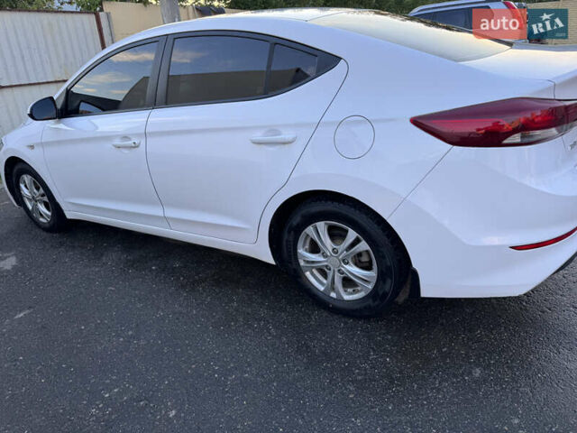 Белый Хендай Элантра, объемом двигателя 1.59 л и пробегом 160 тыс. км за 9650 $, фото 6 на Automoto.ua