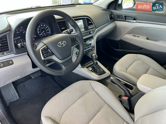Белый Хендай Элантра, объемом двигателя 1.35 л и пробегом 160 тыс. км за 10899 $, фото 5 на Automoto.ua