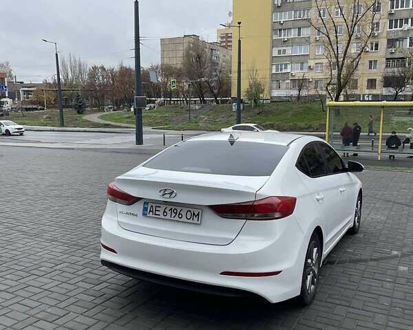 Белый Хендай Элантра, объемом двигателя 2 л и пробегом 112 тыс. км за 11800 $, фото 4 на Automoto.ua