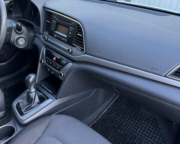 Белый Хендай Элантра, объемом двигателя 1.59 л и пробегом 160 тыс. км за 9650 $, фото 18 на Automoto.ua