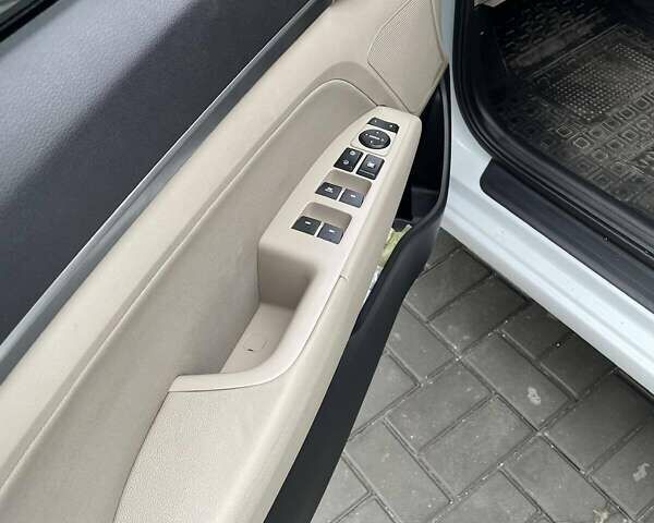 Белый Хендай Элантра, объемом двигателя 2 л и пробегом 112 тыс. км за 11800 $, фото 8 на Automoto.ua