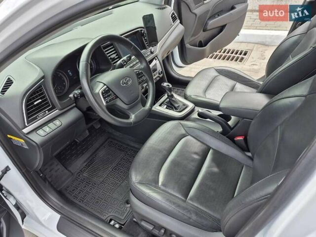Белый Хендай Элантра, объемом двигателя 2 л и пробегом 80 тыс. км за 12800 $, фото 10 на Automoto.ua