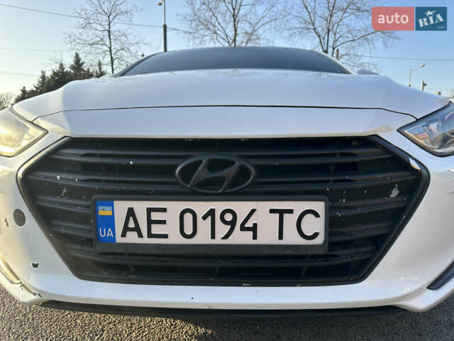 Белый Хендай Элантра, объемом двигателя 2 л и пробегом 180 тыс. км за 8900 $, фото 5 на Automoto.ua